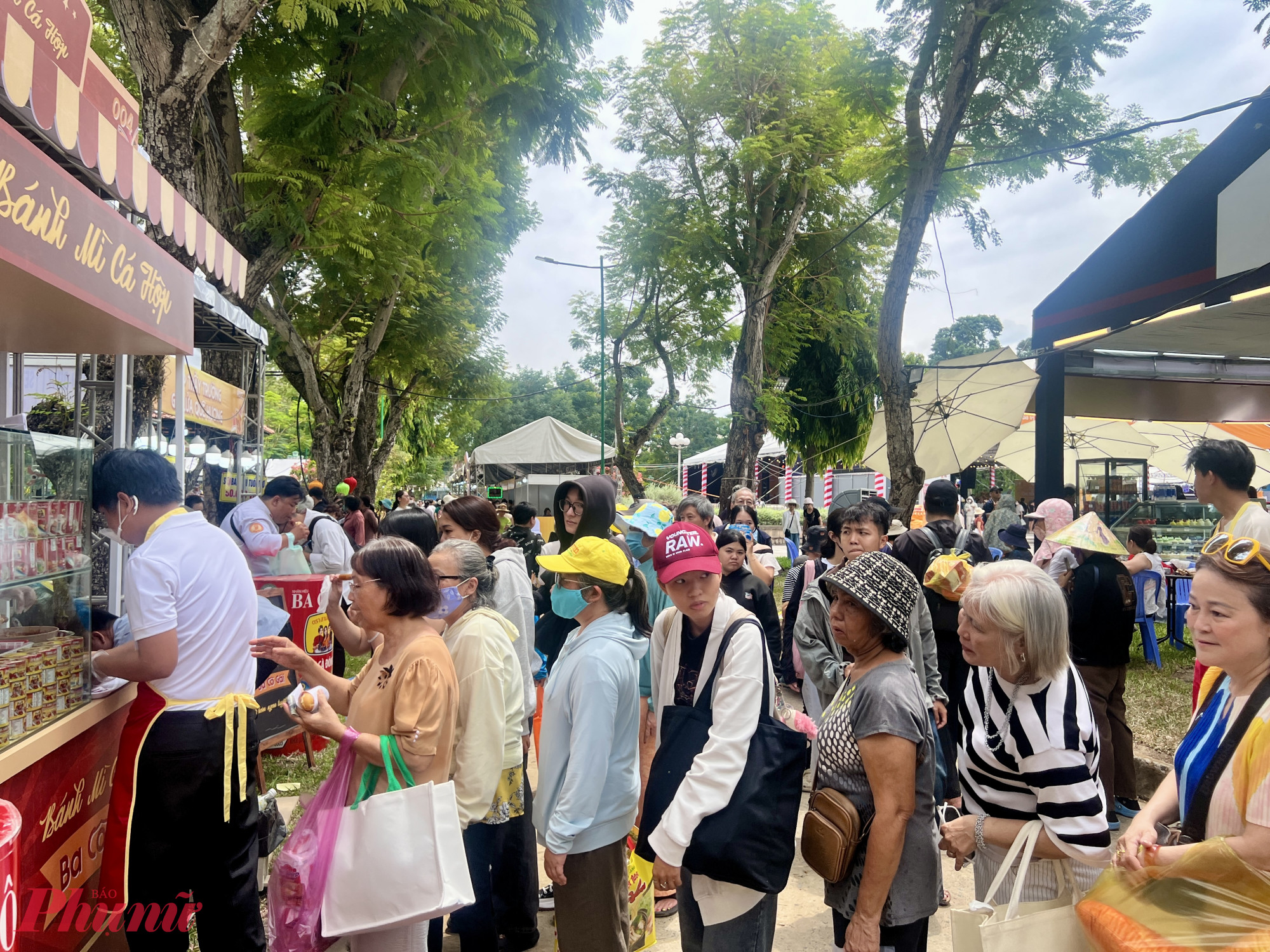 Gian hàng bánh mì cá hộp thu hút khách trải nghiệm, dùng thử.