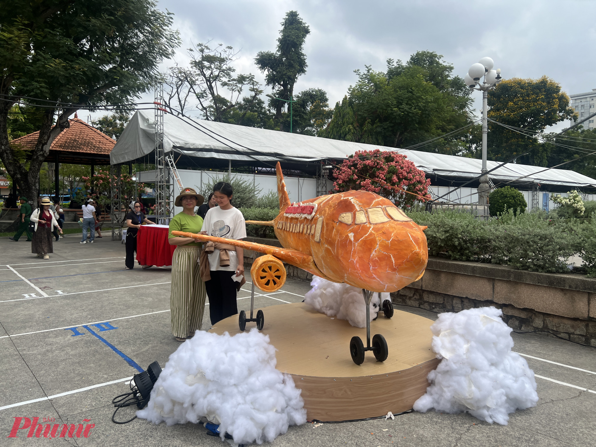 Không gian lễ hội được thiết kế với nhiều tiểu cảnh ấn tượng như cổng chào tạo hình xe ngựa chở “vàng bánh mì”, lối vào với bông lúa mì, hoa sen, khu trung tâm với mô hình tháp Eiffel bằng bánh mì và ly cà phê biểu trưng cho sự giao thoa văn hóa. Ngoài ra, còn có các mô hình nghệ thuật như máy bay làm từ bột mì, khu “không gian xưa và nay” và khu trưng bày 50 món chay ăn kèm bánh mì.