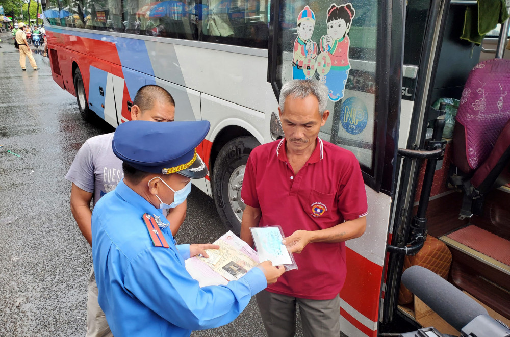 Từ dữ liệu thực tế, Công an TPHCM nhận diện nhiều thủ đoạn mới của “xe dù, bến cóc”, đồng thời triển khai giải pháp mạnh nhằm xử lý dứt điểm, bảo đảm trật tự vận tải hành khách - Ảnh: Hoàng Lâm