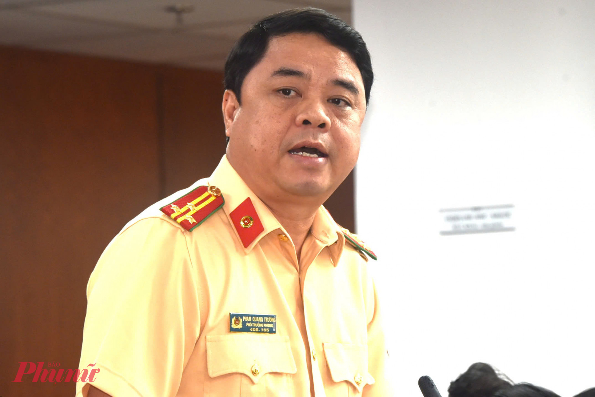 Thượng tá Phạm Quang Trưởng - Phó trưởng Phòng Cảnh sát giao thông (PC08), Công an TPHCM thông tin tại buổi họp báo - Ảnh: Thanh Tâm