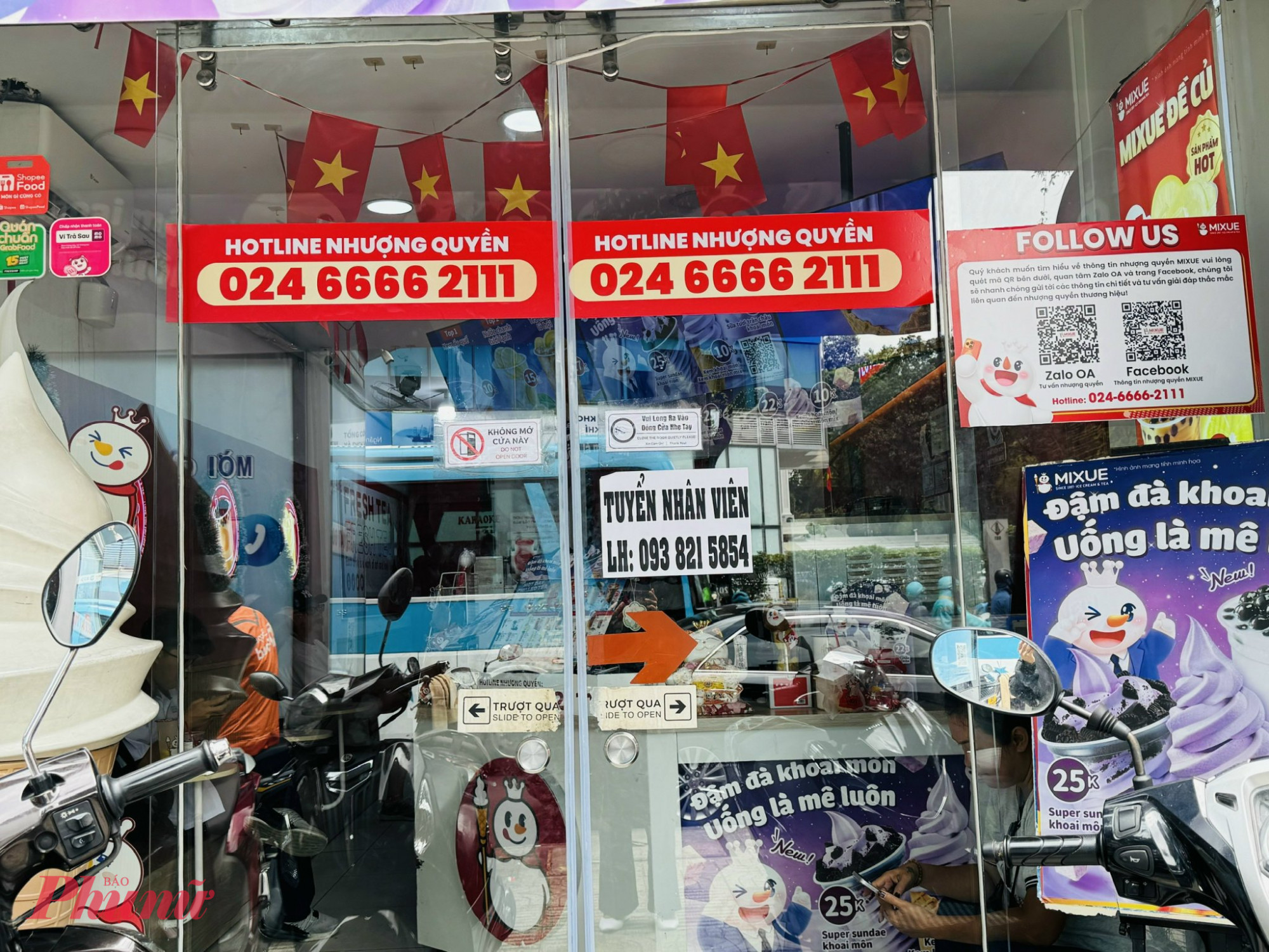 Trước các quán đầy ắp thông tin về nhượng quyền thương hiệu 