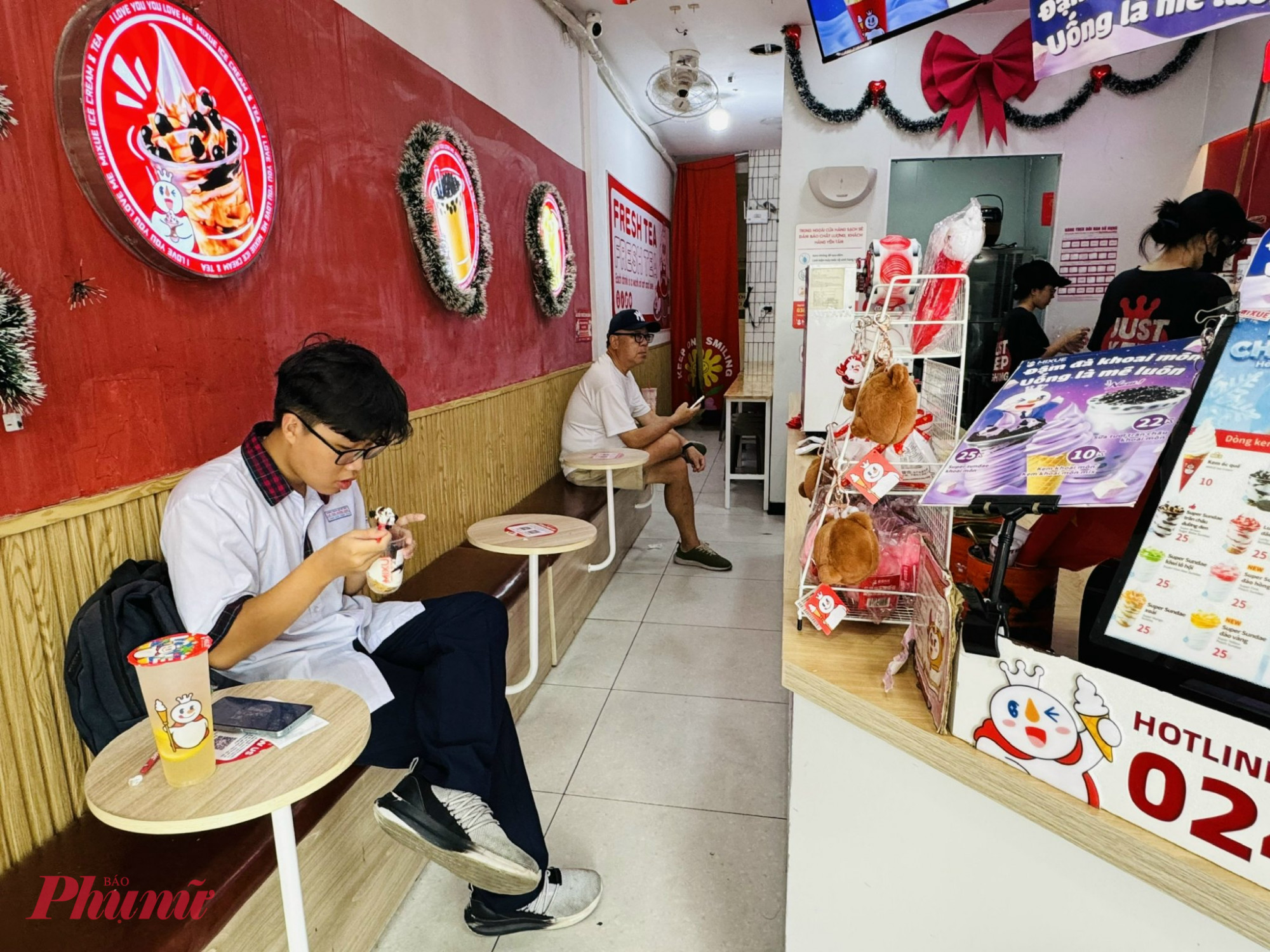 Diện tích bên trong thì thiết kế theo phong cách truyền thống nên chỉ phù hợp cho học sinh đi một mình, còn nếu đi theo nhóm thì khá chật