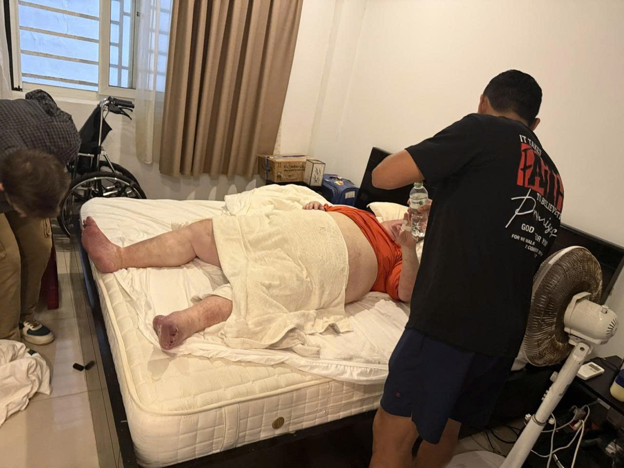 Nạn nhân đã được lực lượng cảnh sát cứu nạn để cứu chữa_Ảnh: Công an Đà Nẵng.