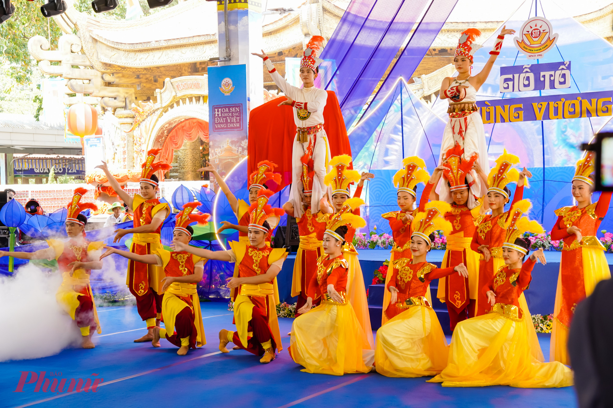 Dịp Giỗ tổ Hùng Vương còn có các chương trình nghệ thuật, sân khấu nhằm tạo không khí hứng khởi cho người dân, du khách tham quan - Ảnh: Q.T