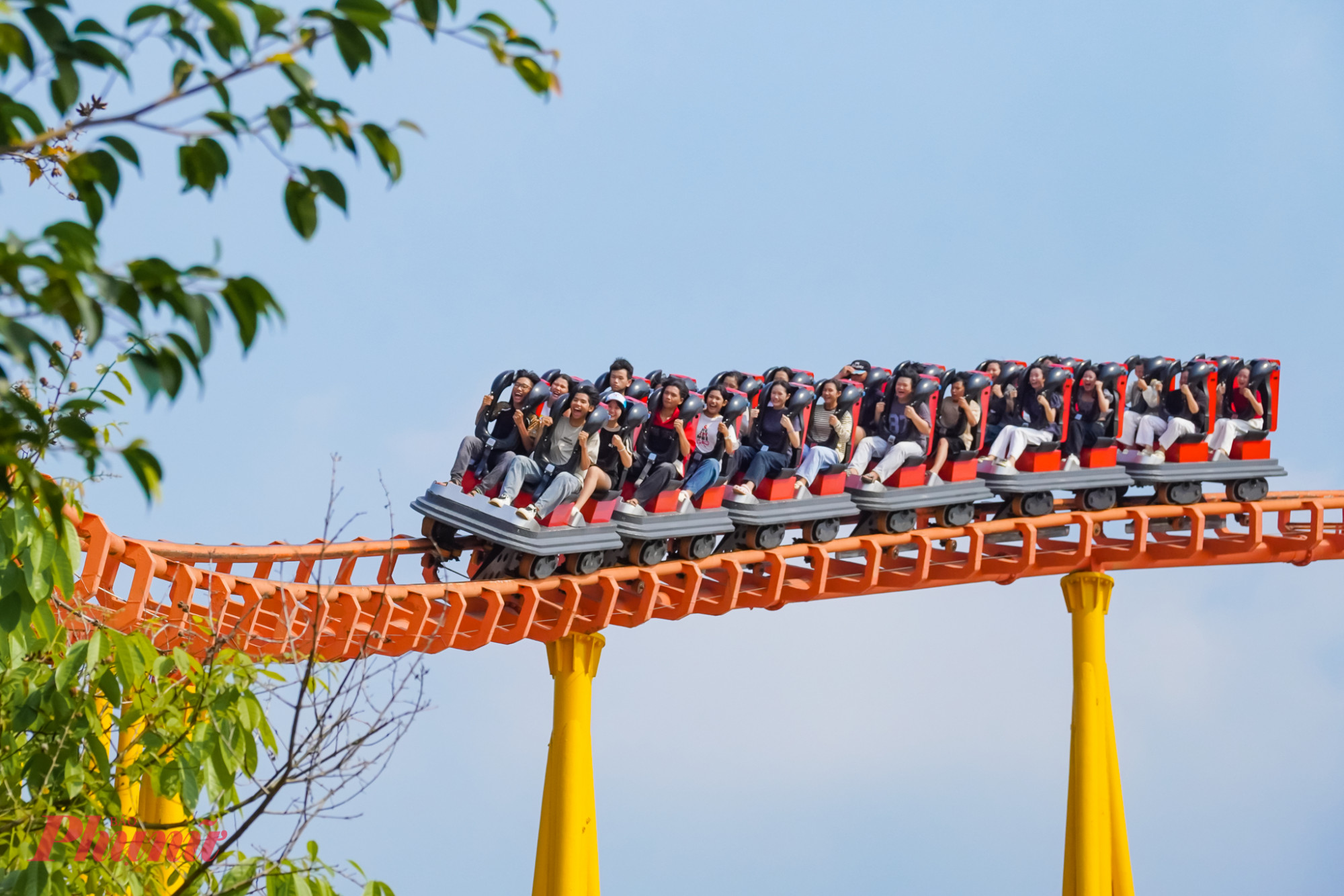 Các trò chơi trong tổ hợp tàu lượn đa cấp độ phù hợp với du khách mọi lứa tuổi: Tàu lượn Sky Bounder - người chinh phục bầu trời, nơi du khách thử thách giới hạn với những cú lượn ngoạn mục trên không; Tàu lượn siêu tốc Sky Rush bùng nổ tốc độ với những khúc cua đầy kịch tính; Tàu lượn mini vui nhộn dành riêng cho các du khách nhí... - Ảnh: Q.T