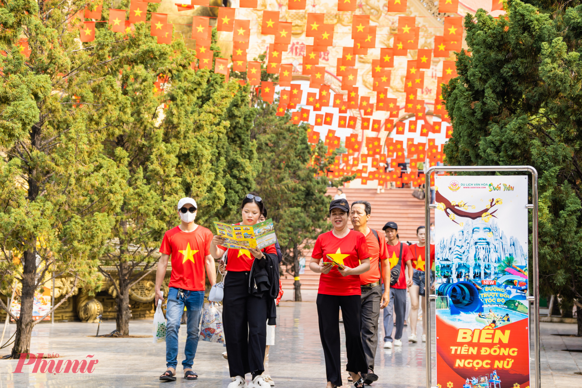 Khách mặc áo cờ đỏ sao vàng dịp Lễ 30/4 đến sớm tại Suối Tiên sẽ được miễn vé cổng - Ảnh: Q.T