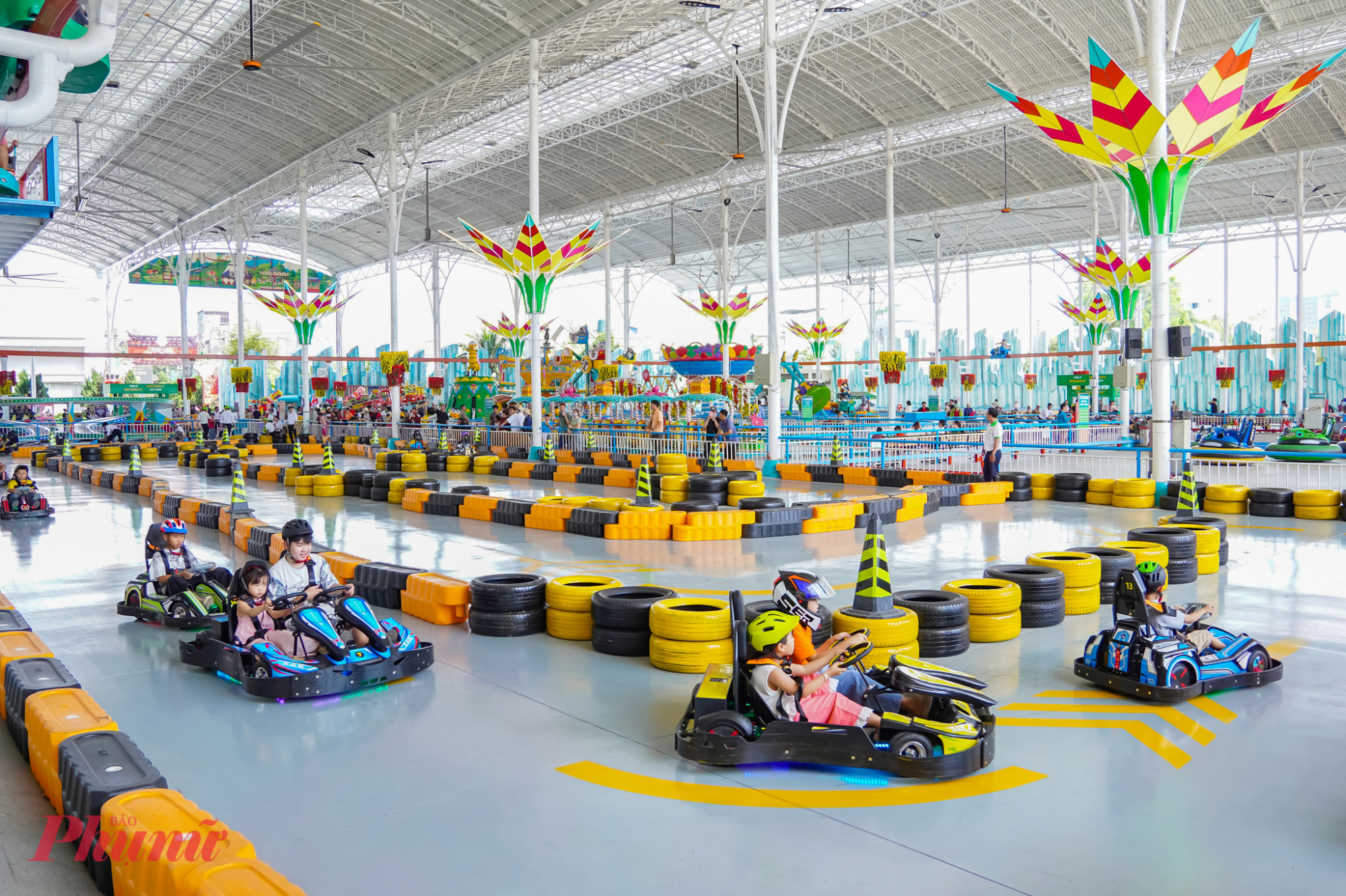 Nhiều gia đình thích thú trải nghiệm trò chơi mới tại Suối Tiên mang tên 'đường đua Go Kart' - Ảnh: Q.T