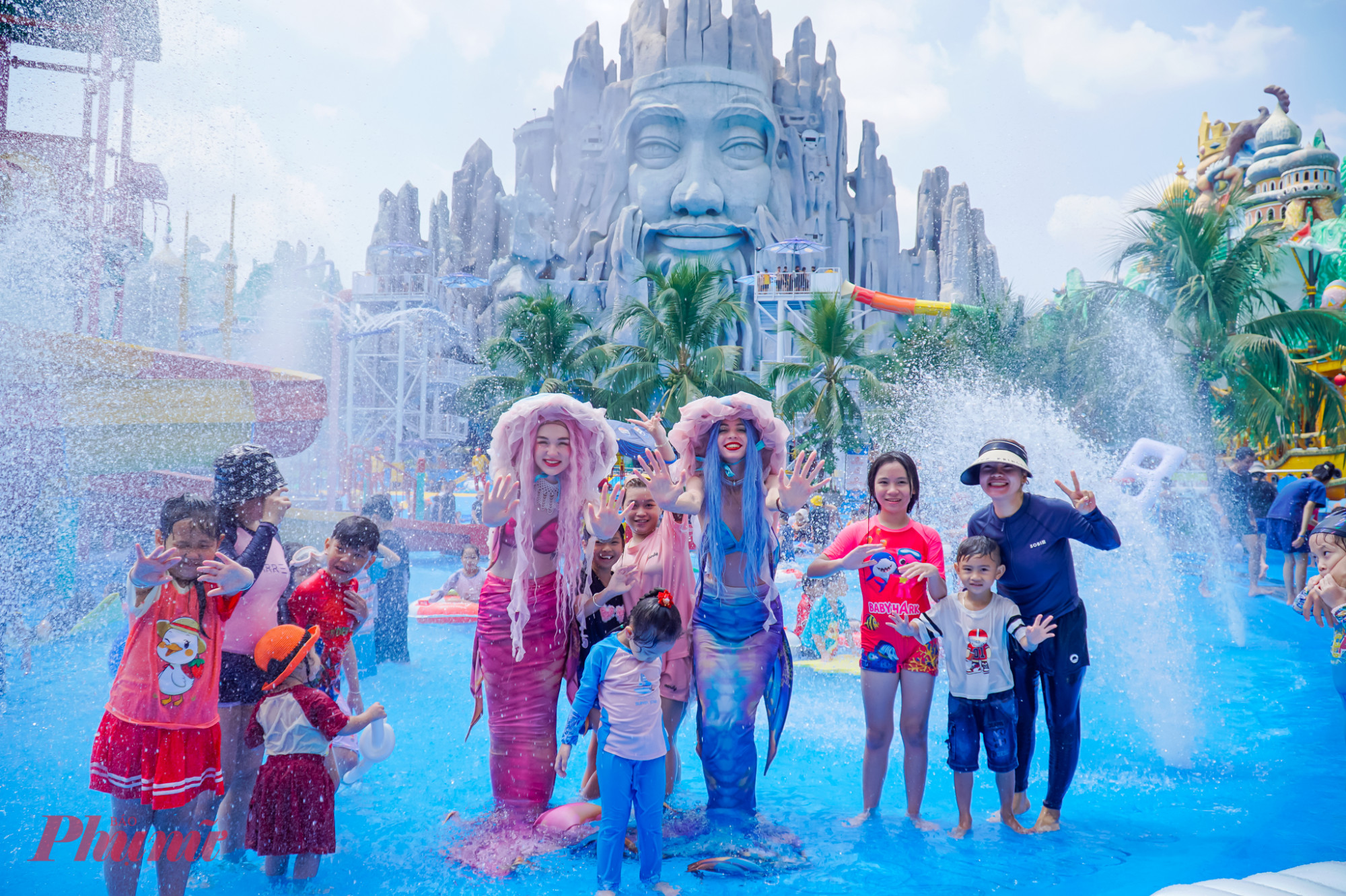 Khu vực biển Tiên Đồng thu hút nhiều khách hàng do thời tiết nắng nóng, cùng nhiều hoạt động mới như đường trượt vô cực với hành trình trượt dài phấn khích với những khúc cua gấp liên hoàn, kết hợp hiệu ứng ánh sáng sắc màu sống động... - Ảnh: Q.T