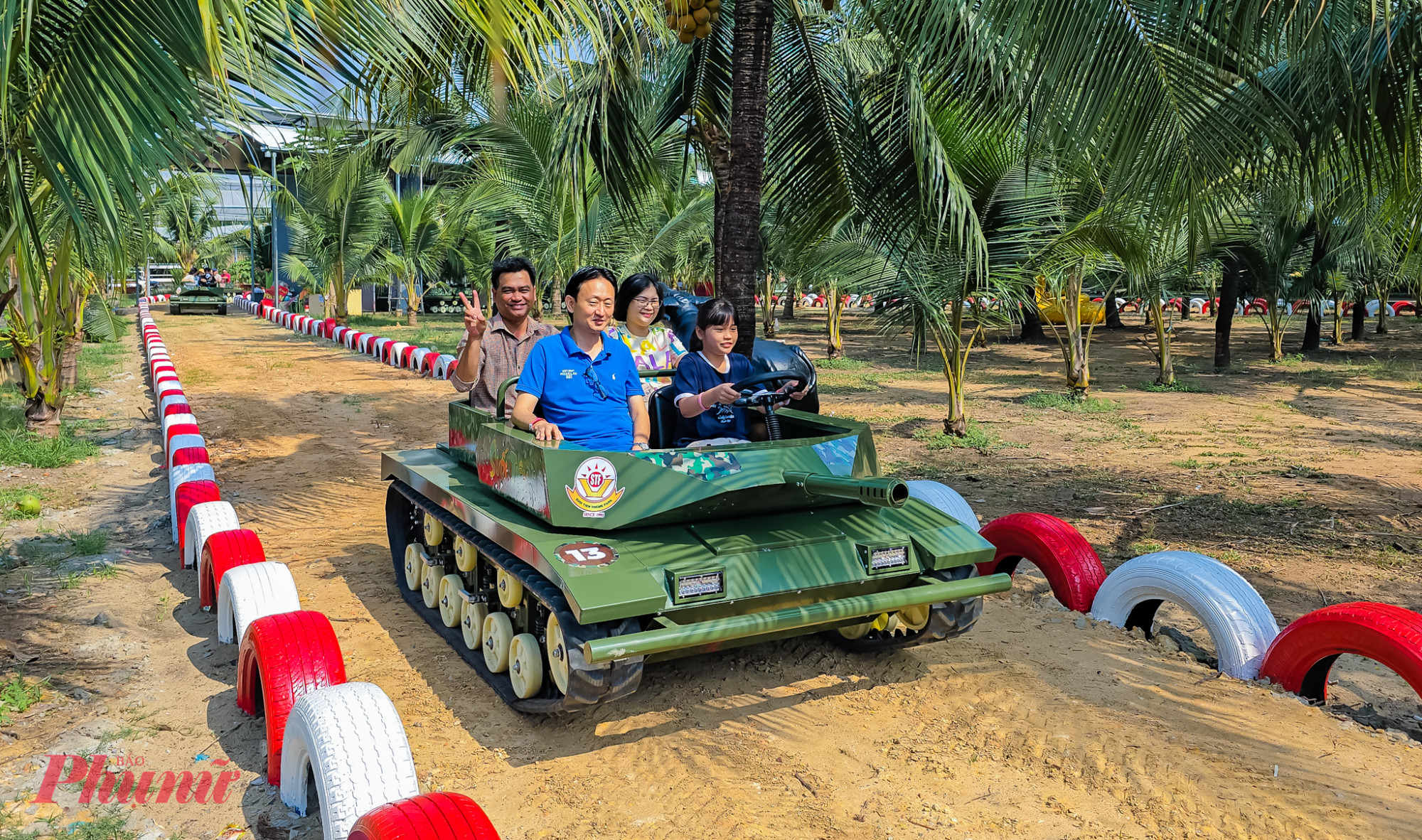 Xe tăng hành trình chiến xa, hành khách sẽ được nhập vai chiến binh, chinh phục trận địa kịch tính trên đường đua tọa lạc tại Suối Tiên Farm - Ảnh: Q.T