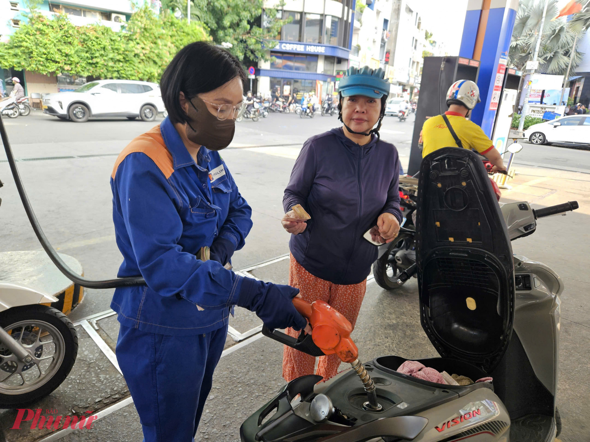 Giá xăng dầu tiếp tục giảm từ 15g chiều 23/4 - Ảnh: Ngọc Thùy