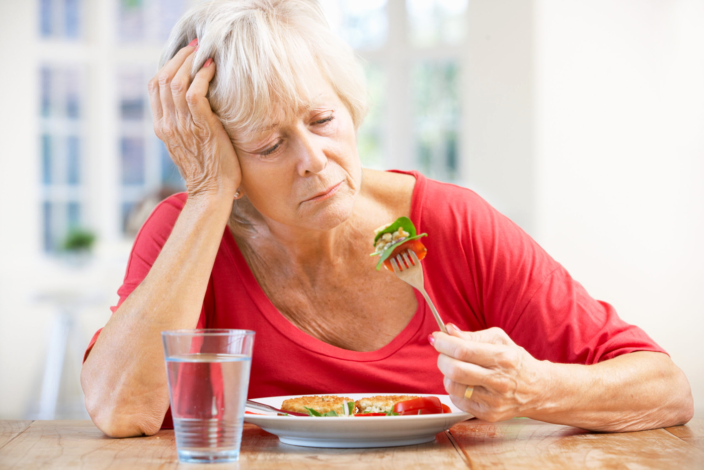 Tuổi già thường gặp nhiều thách thức, trong đó có tình trạng chán ăn và suy dinh dưỡng - Nguồn ảnh: Depositphotos
