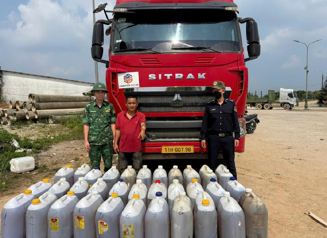 Số lượng dầu diesel bị phát hiện_Ảnh: Biên phòng Đà Nẵng.