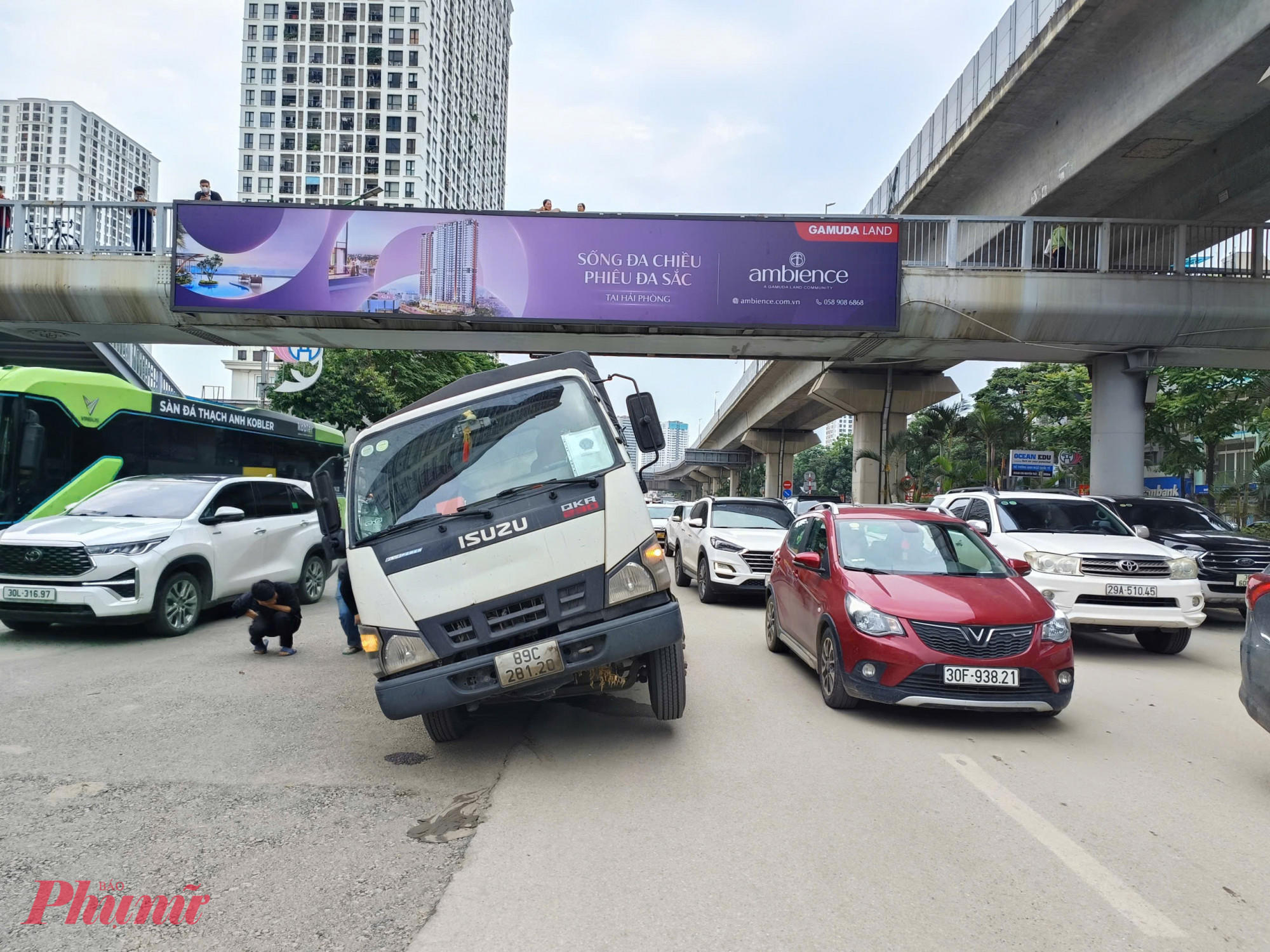 Chiếc ô tô sụt bánh xuống hố tử thần.