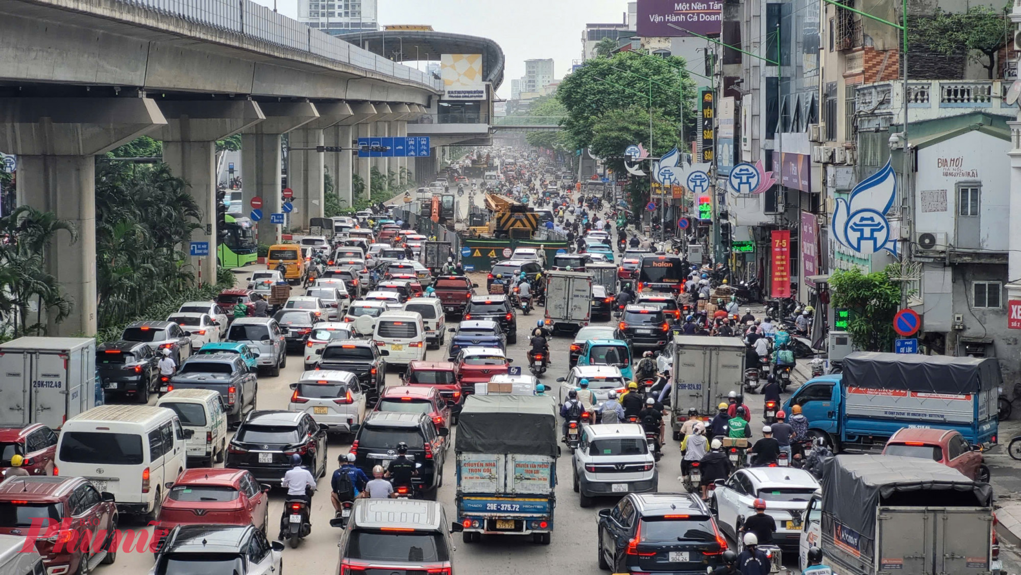 Các phương tiện di chuyển qua khu vực trên rất chậm, và ùn dài.