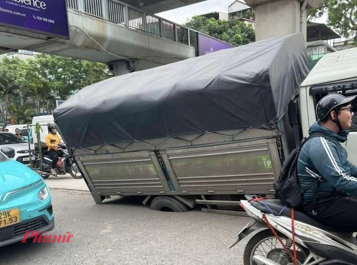 Vụ việc khiến xe tải mắc kẹt giữa đường, nghiêng sang 1 bên.