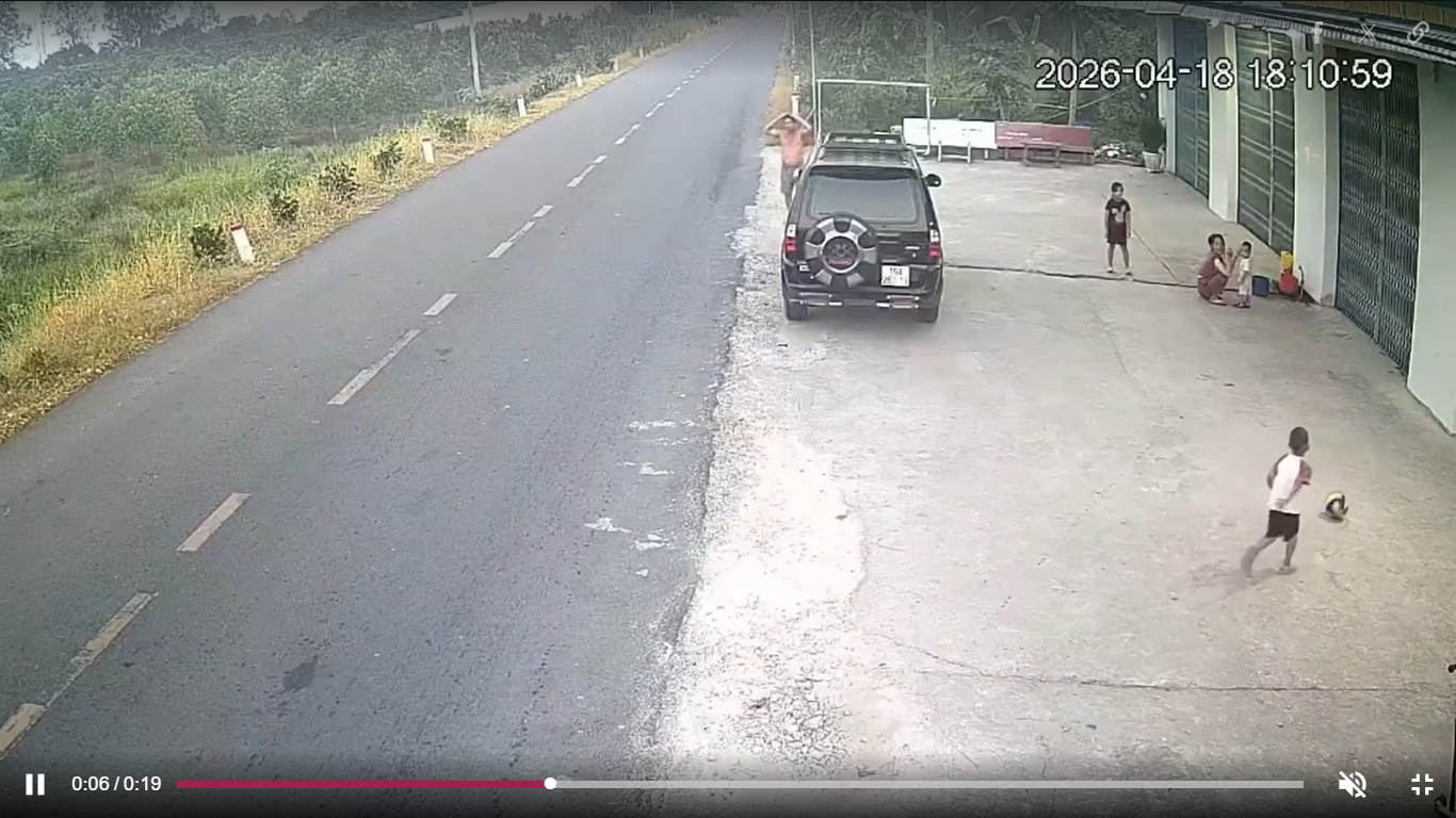 Cú sút bóng oan nghiệt ngay sát con lộ đã gây ra cái chết thương tâm. cho người qua đường. Ảnh cắt từ clip
