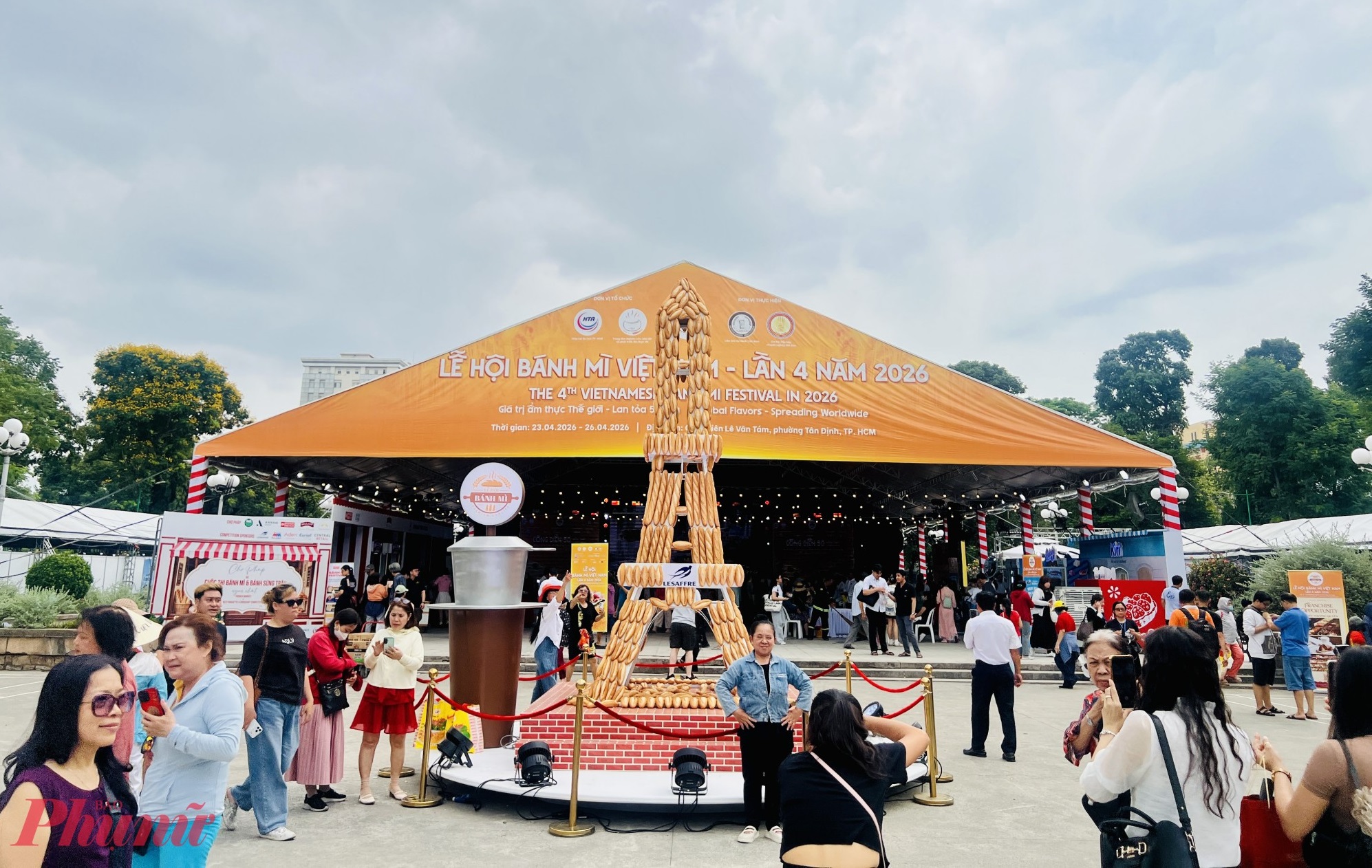 Sáng 23/4, tại Công viên Lê Văn Tám (phường Tân Định, TPHCM), đông đảo người dân và du khách đã đến tham quan, trải nghiệm sớm Lễ hội Bánh mì Việt Nam lần thứ 4 năm 2026. 