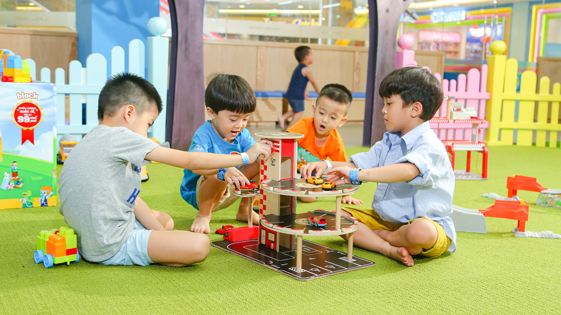 3. Mua sắm, xem phim tại trung tâm thương mại: Với những ngày nắng nóng, các trung tâm thương mại là lựa chọn dễ chịu. Không gian máy lạnh, nhiều tiện ích giúp du khách có thể kết hợp mua sắm, ăn uống và xem phim. Những điểm như Vincom Center Đồng Khởi hay AEON Mall Tân Phú thường đông khách dịp lễ nhưng vẫn đủ rộng để trải nghiệm thoải mái. Ngoài ra, các cụm rạp chiếu phim trong trung tâm thương mại cũng liên tục có suất chiếu mới, phù hợp để “trốn nóng” và thư giãn trong vài giờ.