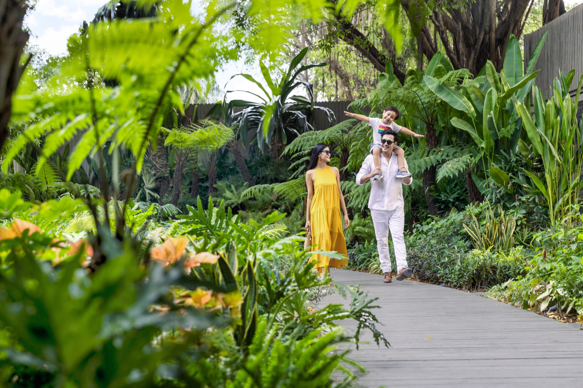 Nghỉ ngơi tại resort ven sông: Nếu muốn tách khỏi sự ồn ào, du khách có thể chọn nghỉ ngắn ngày tại các resort ven sông như An Lâm Retreats Saigon River, Villa Song Saigon hay Mia Saigon – Luxury Boutique Hotel. Xa hơn một chút, khu vực Bà Rịa – Vũng Tàu có các điểm nghỉ dưỡng như The Grand Ho Tram, phù hợp cho kỳ nghỉ 1–2 ngày. Các resort này thường có không gian xanh, nằm sát sông hoặc gần biển nên không khí thoáng, mát. Du khách có thể thư giãn tại hồ bơi, đi dạo trong khuôn viên, sử dụng dịch vụ spa hoặc thưởng thức ẩm thực tại chỗ, phù hợp cho một kỳ nghỉ ngắn mà không cần đi quá xa.