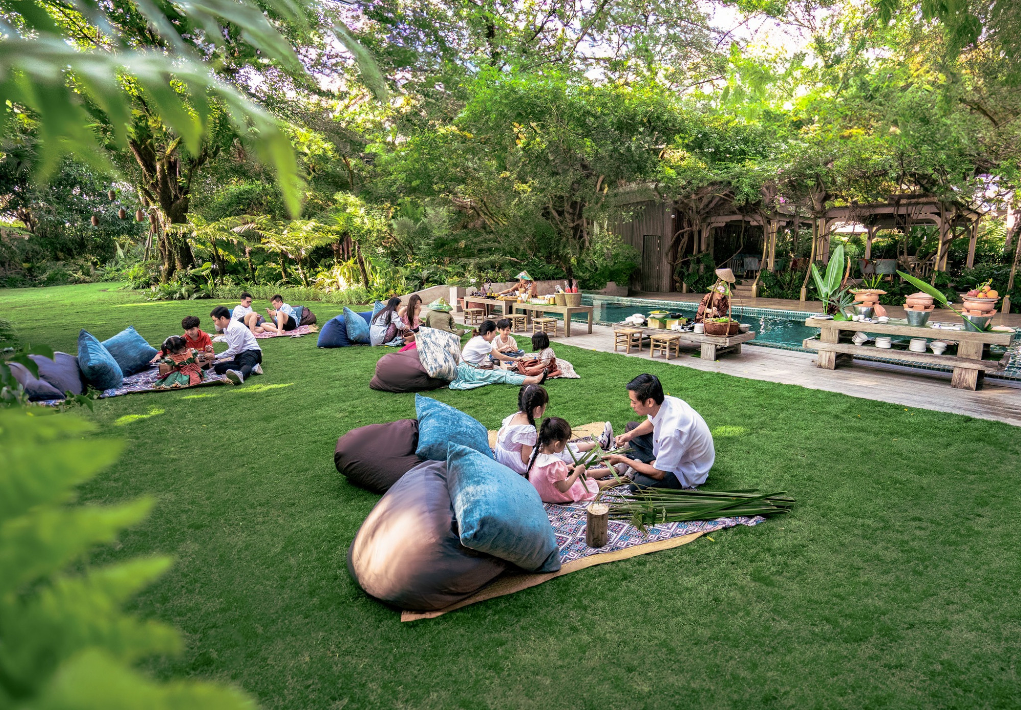 2. Picnic với bạn bè: Dịp nghỉ lễ, nhiều người chọn cách đơn giản là mang theo đồ ăn nhẹ, trải bạt picnic tại các công viên hoặc khu du lịch xanh trong thành phố. Những nơi như Công viên Gia Định hay Khu du lịch Văn Thánh có không gian rộng, nhiều cây xanh, phù hợp để ngồi nghỉ, trò chuyện và tránh nắng.  Ngoài ra, một số khách sạn cũng triển khai dịch vụ picnic trọn gói với không gian được set-up sẵn, phù hợp cho nhóm bạn hoặc gia đình có giá từ 400.000 đồng 