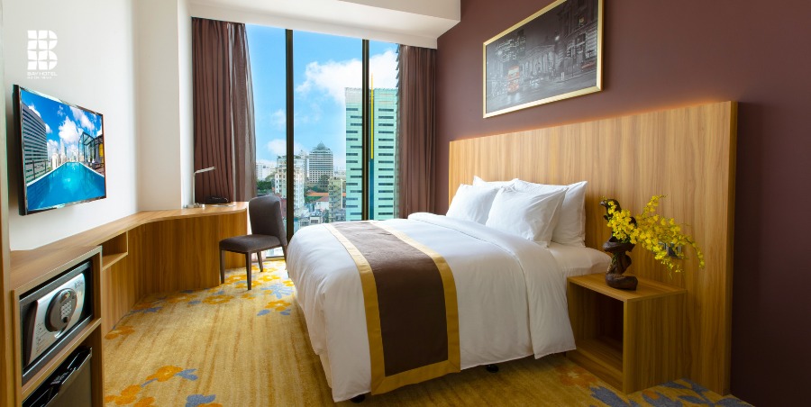 Book phòng khách sạn 5 sao: Book phòng khách sạn 5 sao: Một lựa chọn khác là “staycation” tại các khách sạn cao cấp ngay trung tâm. Những nơi như The Reverie Saigon hay Rex Hotel mang đến không gian riêng tư, tiện nghi đầy đủ. Du khách có thể dành thời gian nghỉ ngơi tại phòng, thư giãn ở hồ bơi, spa hoặc tận hưởng không gian yên tĩnh ngay trong khách sạn. Bên cạnh đó, nhiều khách sạn còn có hệ thống nhà hàng phục vụ buffet hoặc set menu. Tại Saigon Café (Sheraton Saigon), buffet có giá khoảng 1–1,5 triệu đồng/người. Market 39 (InterContinental Saigon) dao động từ khoảng 1,2 triệu đồng/người. Latest Recipe (Le Méridien Saigon) có mức giá từ khoảng 900.000 đồng/người. Khi đặt phòng, du khách thường được kèm bữa sáng, sử dụng hồ bơi, phòng gym và một số ưu đãi ăn uống, phù hợp cho kỳ nghỉ ngắn trong thành phố.