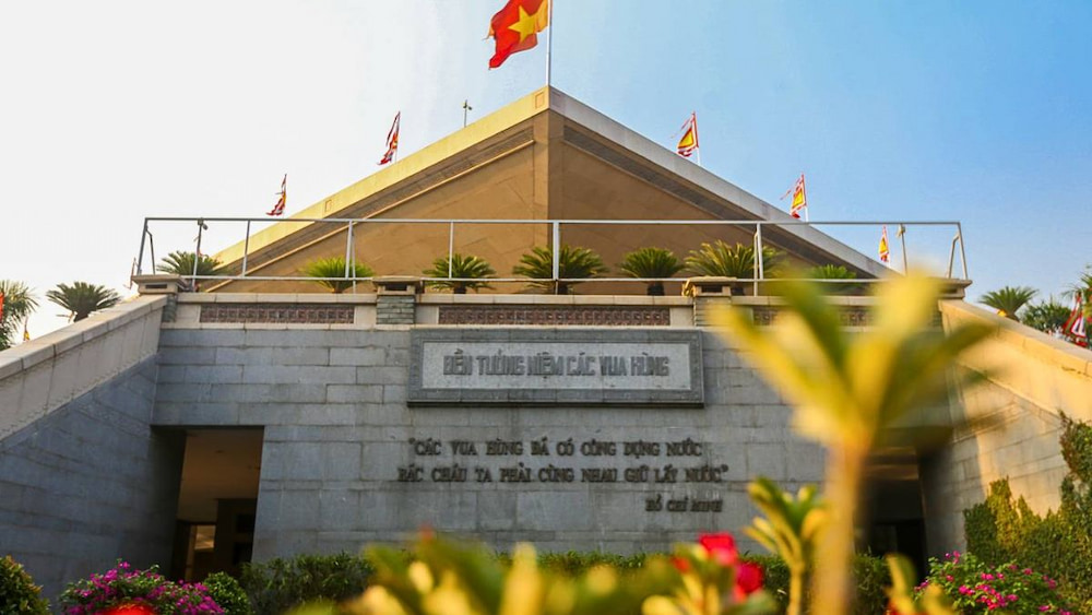 1. Viếng đền thờ vua Hùng: Dịp Giỗ Tổ Hùng Vương, nhiều người chọn về Đền tưởng niệm các Vua Hùng (khu vực quận 9 cũ) để dâng hương. Đây là đền thờ vua Hùng lớn nhất Nam Bộ, nằm trong khuôn viên Công viên Lịch sử - Văn hóa Dân tộc. Không gian rộng, thoáng, mỗi năm đều có lễ dâng hương quy mô lớn, thu hút đông người dân đến tưởng niệm. Ngoài viếng đền, du khách có thể dạo bộ trong khu công viên rộng hàng trăm ha, tham quan các khu tái hiện văn hóa – lịch sử, khu đền tháp, tượng đài hoặc đơn giản là nghỉ ngơi dưới các tán cây lớn. Một số khu vực còn phù hợp để đi bộ, chụp ảnh, tìm hiểu thêm về các giá trị văn hóa dân tộc, tạo nên trải nghiệm trọn vẹn hơn cho một buổi đi lễ đầu năm.