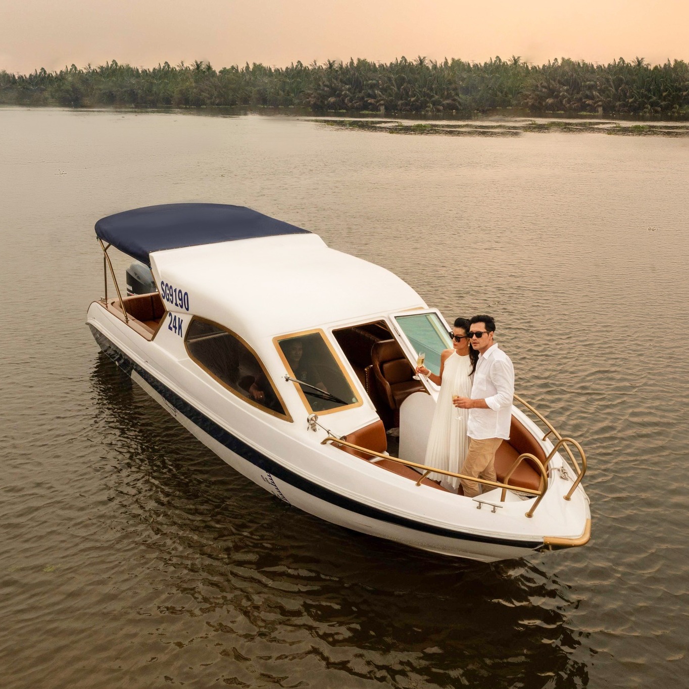 5. Du thuyền trên sông: Một số tour du thuyền trên sông Sài Gòn mang lại trải nghiệm khác biệt cho du khách. Hành trình thường xuất phát từ khu trung tâm, đi dọc sông qua các cây cầu và khu đô thị ven sông. Ngồi trên thuyền, du khách có thể ngắm thành phố từ một góc nhìn khác, tận hưởng gió mát và không gian thoáng đãng. Buổi chiều tối là thời điểm phù hợp, khi thời tiết dịu hơn và thành phố bắt đầu lên đèn. Nhiều tour còn kết hợp ăn tối, nghe nhạc nhẹ, tạo nên một buổi đi chơi thư giãn ngay trong lòng đô thị.