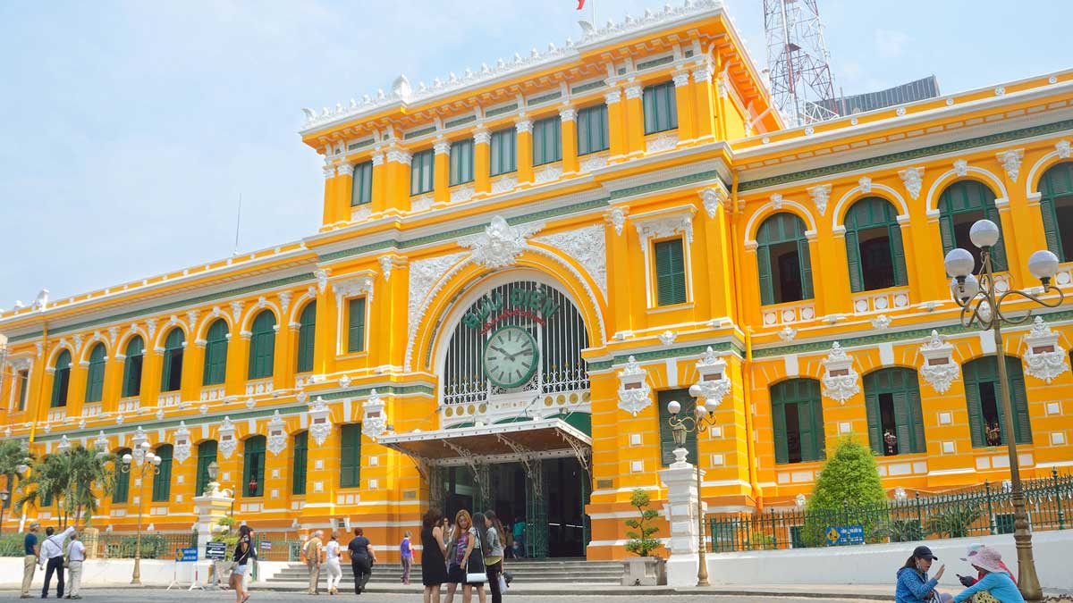 4. Dạo một vòng kiến trúc Pháp: Khu trung tâm TP.HCM vẫn còn nhiều công trình mang dấu ấn kiến trúc Pháp. Du khách có thể dành một buổi sáng đi bộ quanh các địa điểm như Nhà thờ Đức Bà Sài Gòn, Bưu điện Trung tâm Sài Gòn hay Nhà hát Thành phố Hồ Chí Minh. Kết hợp uống cà phê, chụp ảnh và cảm nhận nhịp sống chậm hơn giữa lòng đô thị.