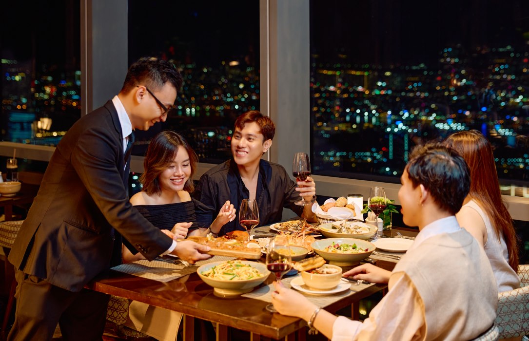 Thưởng thức ẩm thực 5 sao: Dịp nghỉ lễ cũng là thời điểm nhiều nhà hàng, khách sạn giới thiệu buffet hoặc thực đơn theo chủ đề. Du khách có thể chọn dùng bữa tại các không gian cao cấp, thưởng thức đa dạng món ăn từ Á đến Âu trong không gian sang trọng, mát mẻ. Một số địa điểm như The Reverie Saigon, Lotte Hotel Saigon, Hilton SaiGon, The Reviere SaiGon, Caravell, Oriental Pearl ... thường có buffet hoặc set menu vào dịp lễ, phù hợp cho gia đình và nhóm bạn với giá từ 1 triệu đồng/người Không cần đi xa, chỉ một bữa ăn trọn vẹn cũng đủ tạo cảm giác “đổi gió” trong kỳ nghỉ.