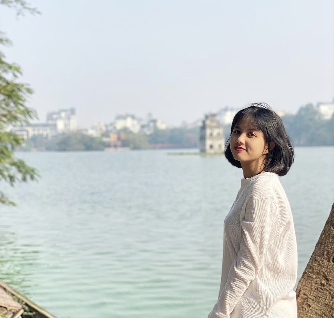 Bác sĩ Linh Thùy sở hữu vẻ ngoài ưa nhìn, mái tóc ngắn trẻ trung và phong cách nữ tính - Ảnh: Instagram nhân vật