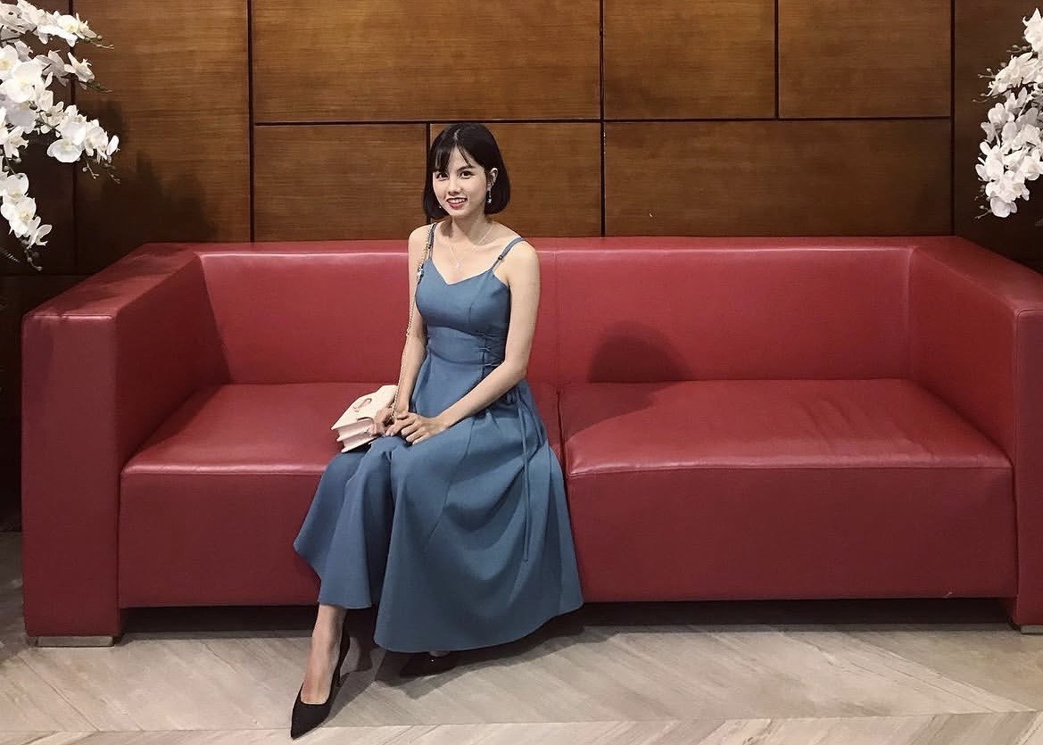 Diện đầm 2 dây dánh xòe, nữ bác sĩ toát lên vẻ đẹp duyên dáng, nữ tính - Ảnh: Instagram nhân vật