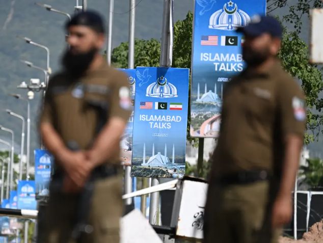 Nhân viên an ninh đứng gác tại một trạm kiểm soát gần khách sạn Serena ở khu vực Vùng Đỏ ở Islamabad vào ngày 21/4/2026, trong bối cảnh các biện pháp an ninh được tăng cường trước các cuộc đàm phán hòa bình Mỹ-Iran. AFP qua Getty Images