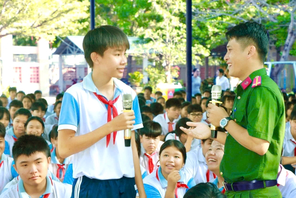 Công an xã Đất Đỏ tuyên truyền, phổ biến kiến thức về tác hại của ma túy và cách phòng tránh cho học sinh THPT