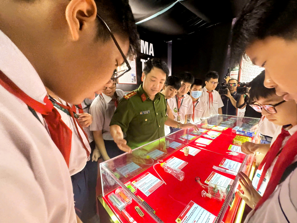 Học sinh Trường tiểu học Nguyễn Thanh Tuyền, phường Tân Sơn Hòa được các chiến sĩ công an hướng dẫn cách nhận diện các loại ma túy, tìm hiểu tác hại và cách phòng tránh thông qua mô hình trực quan, sinh động