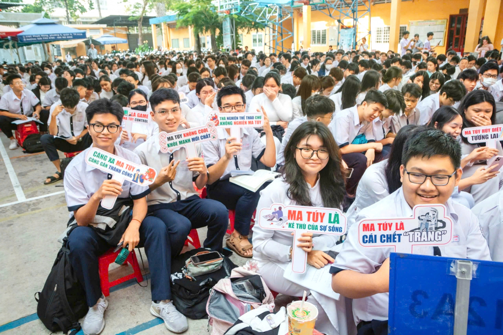 Học sinh Trường THPT Ten Lơ Man nghe báo cáo chuyên đề “Nhận diện tình hình tội phạm, tệ nạn ma túy trên địa bàn TPHCM và giải pháp phòng tránh cho học sinh” do Phòng Cảnh sát điều tra tội phạm về ma túy, Công an TPHCM tổ chức - Ảnh: Thanh Tâm 