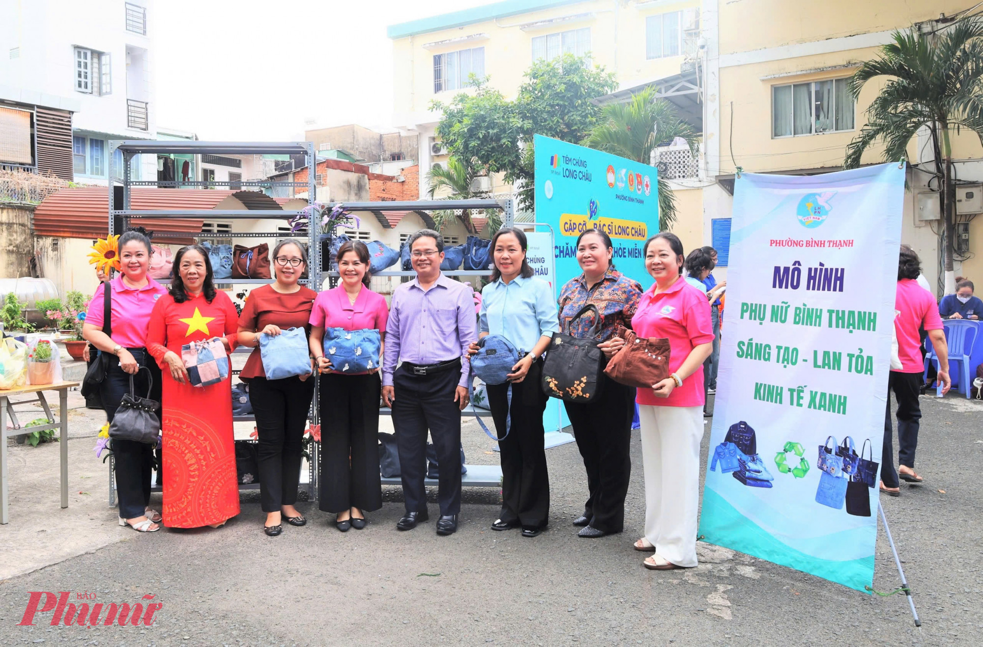 Lãnh đạo TPHCM và phường Bình Thạnh tham quan mô hình.