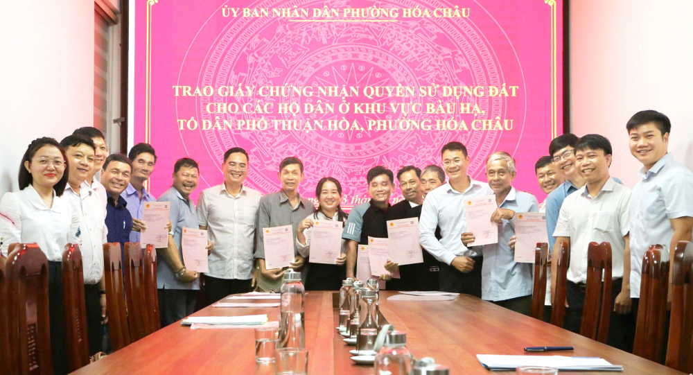 Xóm Bàu Hạ (tổ dân phố Thuận Hòa, phường Hóa Châu, TP Huế) bước đầu đã có 9/36 hộ dân được cấp sổ đỏ sau hơn 30 năm chờ đợi