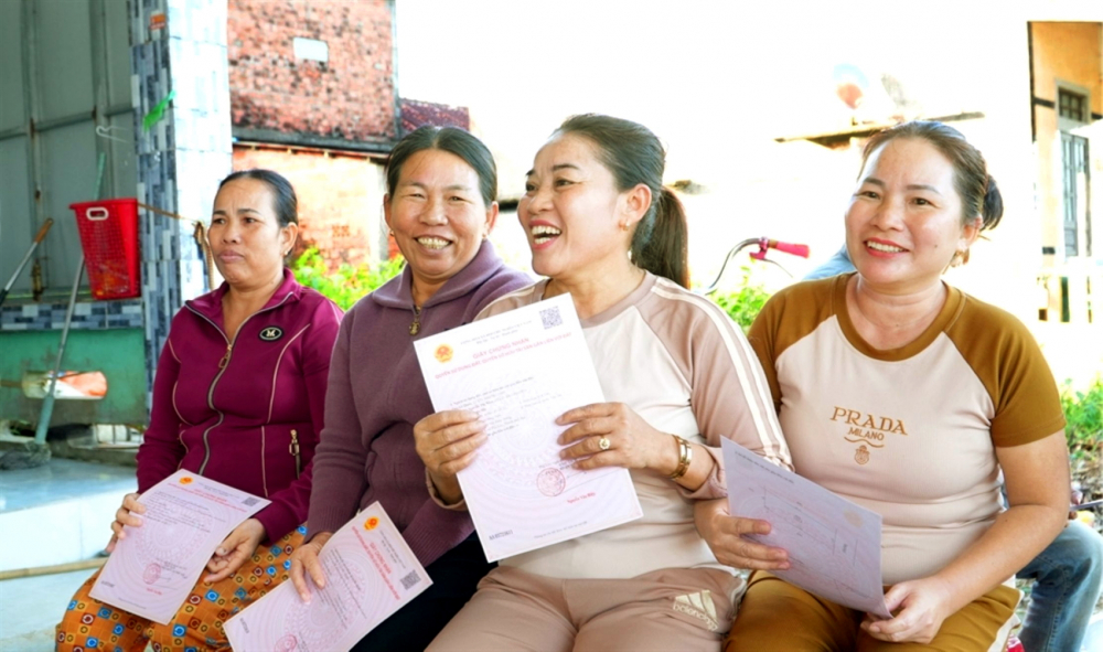 Người dân khu tái định cư Vụng Than (xã Phú Lộc, TP Huế) vui mừng vì được nhận sổ đỏ sau gần 20 năm chờ đợi