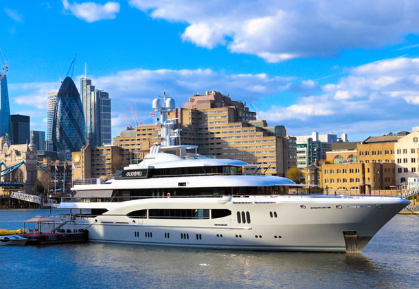 Một siêu du thuyền neo đậu trên sông Thames ở London. Số lượng tỷ phú trên toàn cầu được dự báo sẽ tăng 25% trong năm năm tới. Ảnh: Chris Harris / Alamy