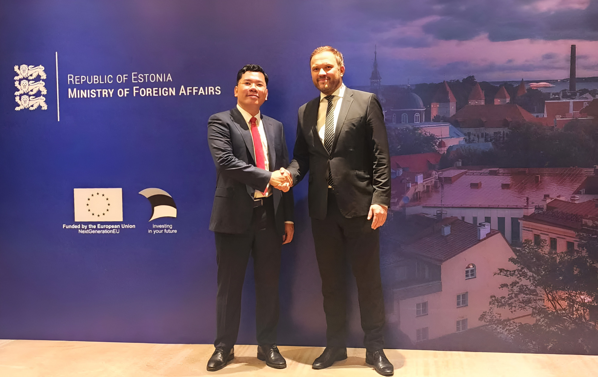 Phó Chủ tịch UBND TPHCM Hoàng Nguyên Dinh (trái) gửi lời chào Bộ trưởng Ngoại giao Estonia Margus Tsahkna nhân chuyến thăm và làm việc của ông tại TPHCM