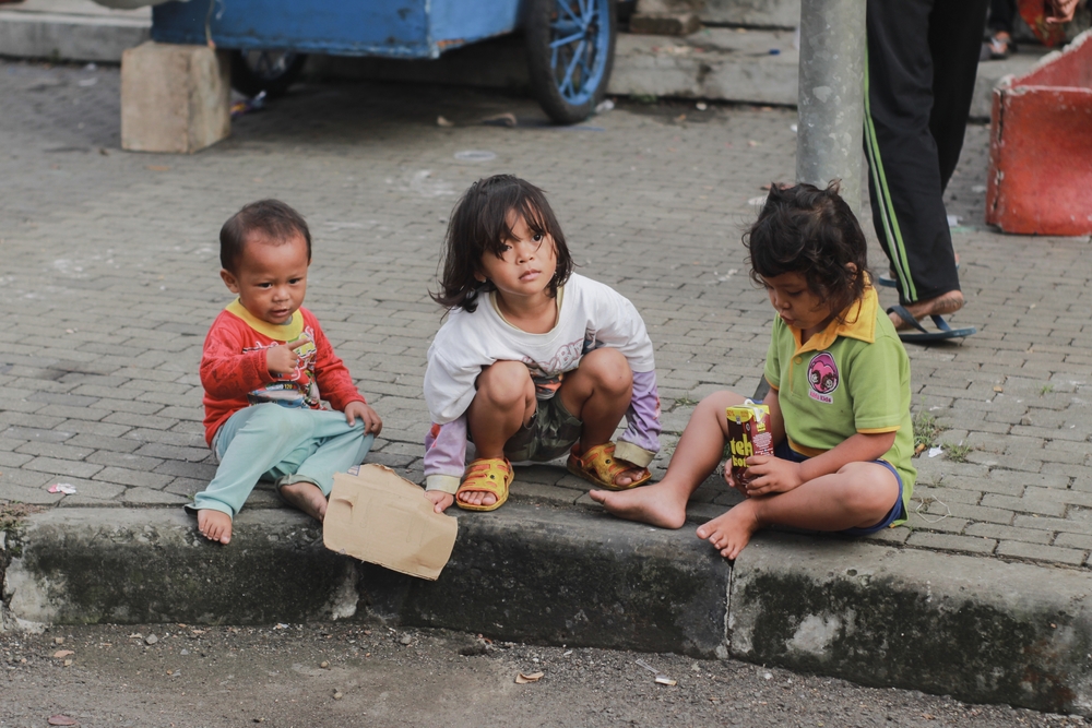dân mạng đều đề cao chất lượng sống của đứa trẻ hơn, mong muốn đứa trẻ nào cũng lớn lên no đủ, học hành tử tế - Ảnh chỉ mang tính minh họa - Nguồn ảnh: Shutterstock