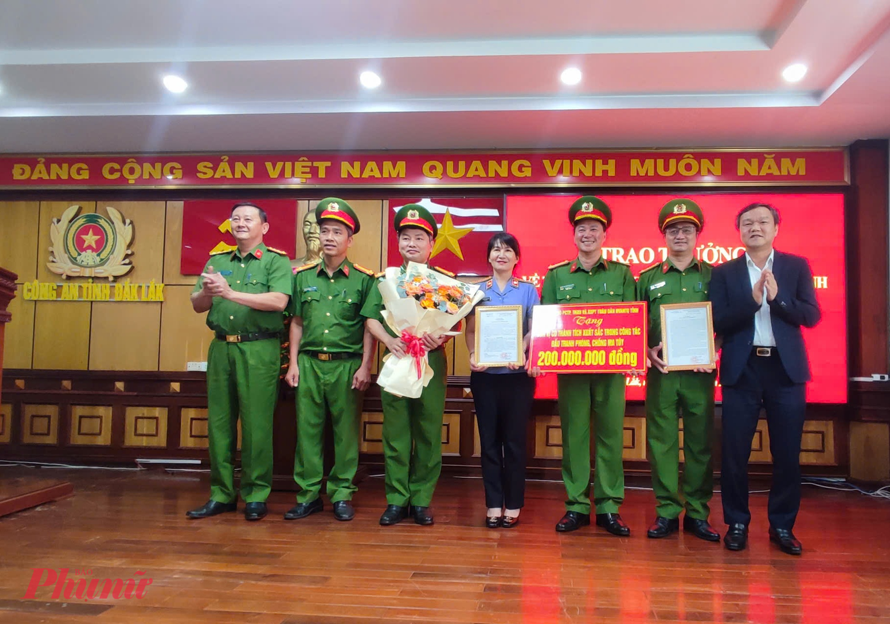 Lãnh đạo UBND tỉnh Đắk Lắk trao thưởng đột xuất cho các đơn vị