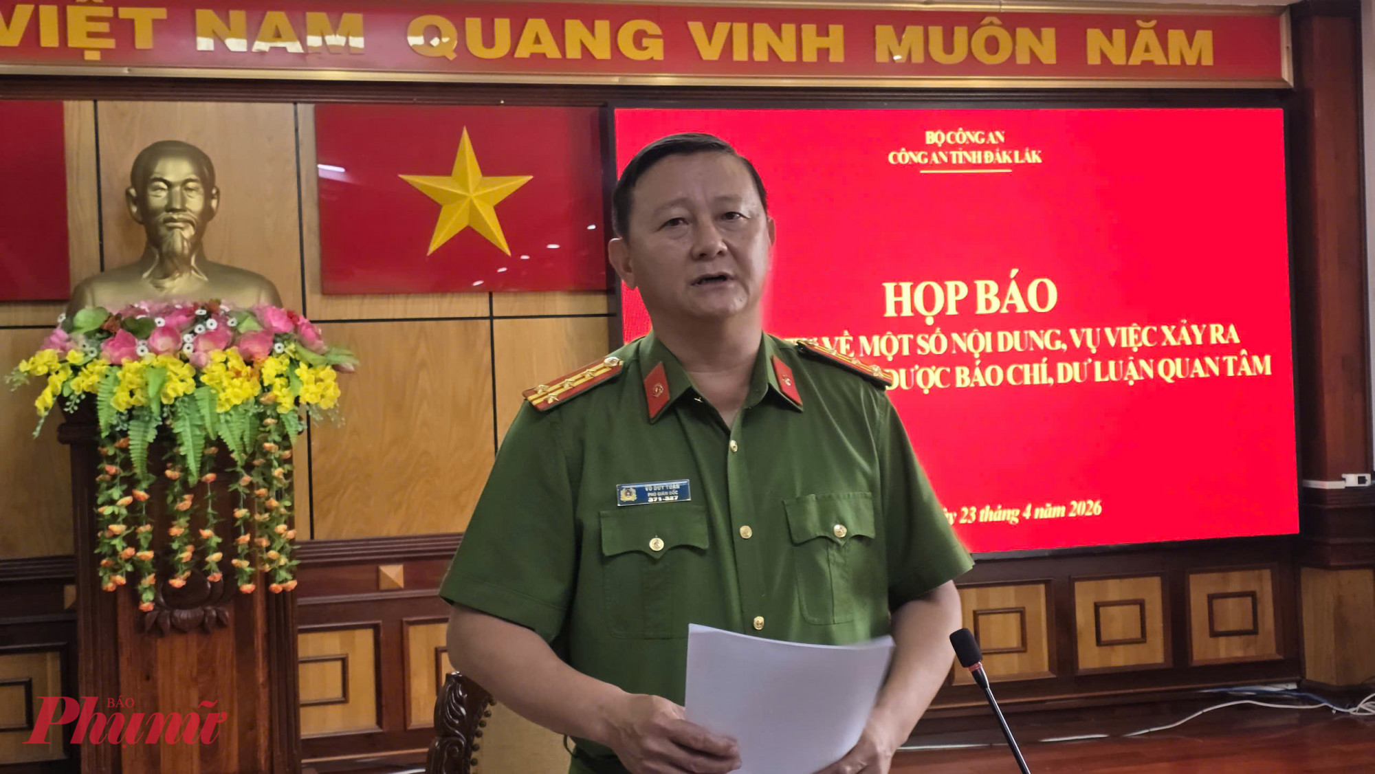 Đại tá Võ Duy Tuấn, Phó Giám đốc Công an tỉnh Đắk Lắk thông tin tại buổi họp báo
