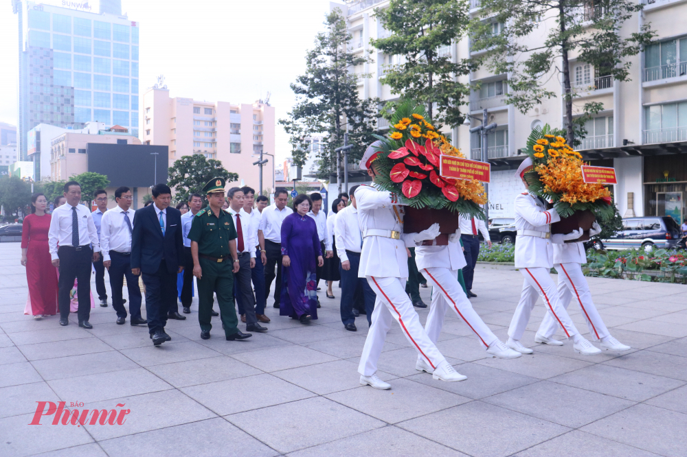 Các đại biểu thực hiện nghi thức dâng hương tại tượng đài Chủ tịch Hồ Chí Minh trước khi cử hành lễ khai mạc