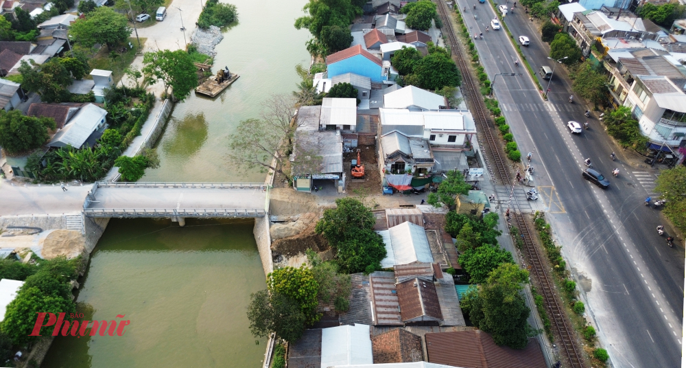 Sau thời gian dài thi công, cầu Vạn Xuân bắc qua sông Kẻ Vạn kết nối 2 phường Kim Long và Phú Xuân (TP Huế) hiện đã hoàn thành nhưng vẫn chưa thể đi lại được vì đường dẫn lên câu chưa thể hoàn thành
