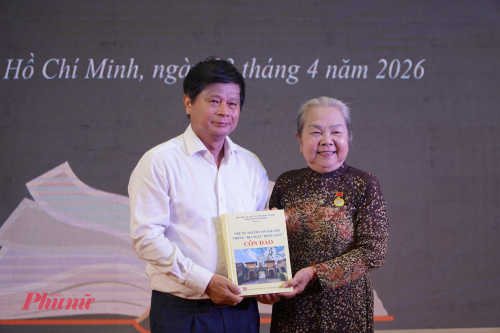 Ông Trần Trọng Dũng – Phó Chủ tịch Hội Nhà báo Việt Nam phụ trách phía Nam đại diện tiếp nhận sách từ bà Hoàng Thị Khánh – Chủ tịch Hội Chiến sĩ cách mạng bị địch bắt tù đày TPHCM.