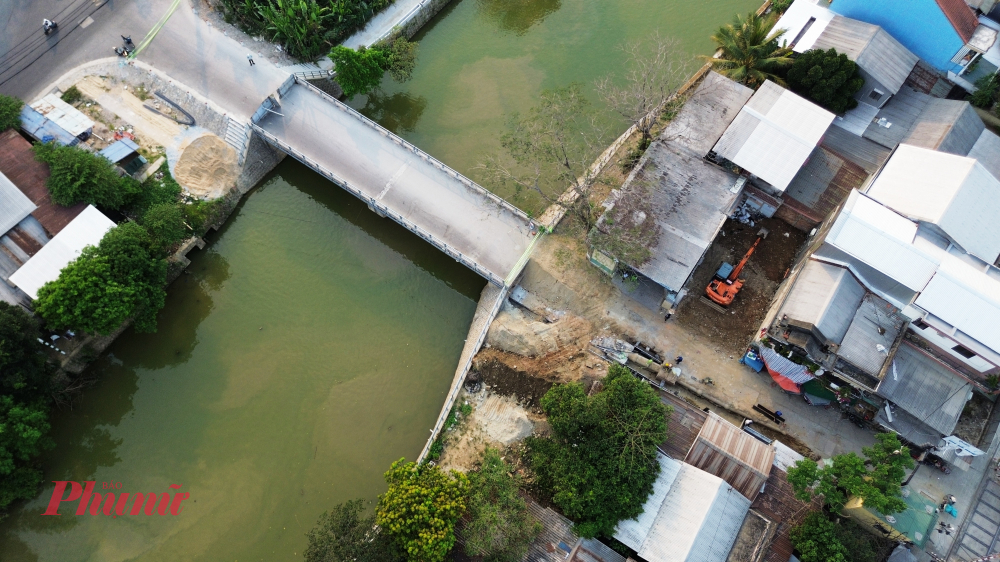 Theo đó, gói thầu này có tổng giá trị hợp đồng hơn 122 tỷ đồng do Liên danh Công ty cổ phần xây dựng Thủy lợi Thừa Thiên Huế và Công ty Cầu 1 Thăng Long trúng thầu thi công. Trong đó hạng mục cầu Vạn Xuân được khởi công xây dựng từ tháng 4/2022, được thiết kế bằng bê tông cốt thép với chiều dài 40m, rộng 6,5m.