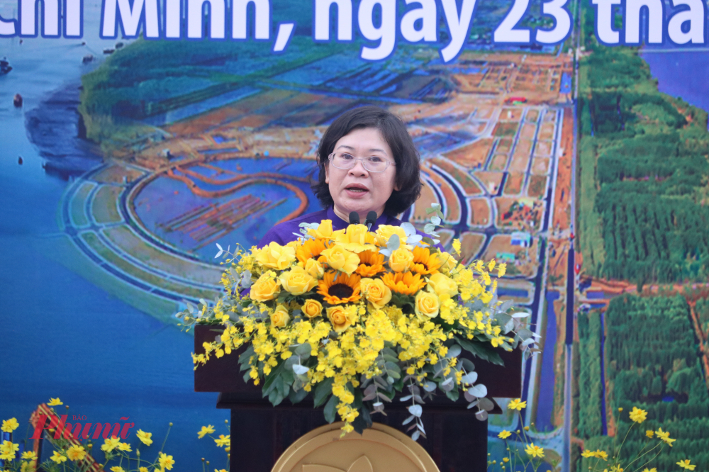 Phó bí thư thành ủy TPHCM Văn Thị Bạch Tuyết phát biểu khai mạc triển lãm