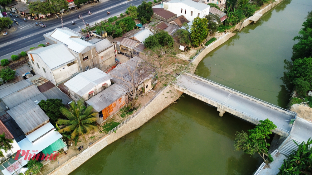 Trước sự chậm trễ tiến độ xây dựng cầu Vạn Xuân, Phó Chủ tịch UBND TP Huế Hoàng Hải Minh cũng từng đến hiện trường kiểm tra, chỉ đạo, đôn đốc các đơn vị liên quan khẩn trương tháo gỡ những khó khăn, đẩy nhanh tiến độ giải phóng mặt bằng, tránh gây ảnh hưởng đến quá trình thi công và đời sống người dân trong khu vực.