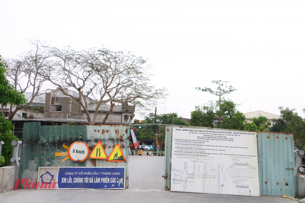 Tuy nhiên đến nay cầu vẫn chưa đưa vào sử dụng, gây bức xúc trong người dân, ông Nguyễn Đình (52 tuổi, ở đường Vạn Xuân) bức xúc: “Ngày nào cầu chưa hoàn chỉnh thì ngày đó người dân còn khổ. Hàng ngàn lượt người đi qua mỗi ngày, nhất là cán bộ, người dân đến trụ sở phường Kim Long trên đường Phạm Thị Liên”.